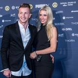 Marco Reus mit Ehefrau Scarlett Gartmann posieren.