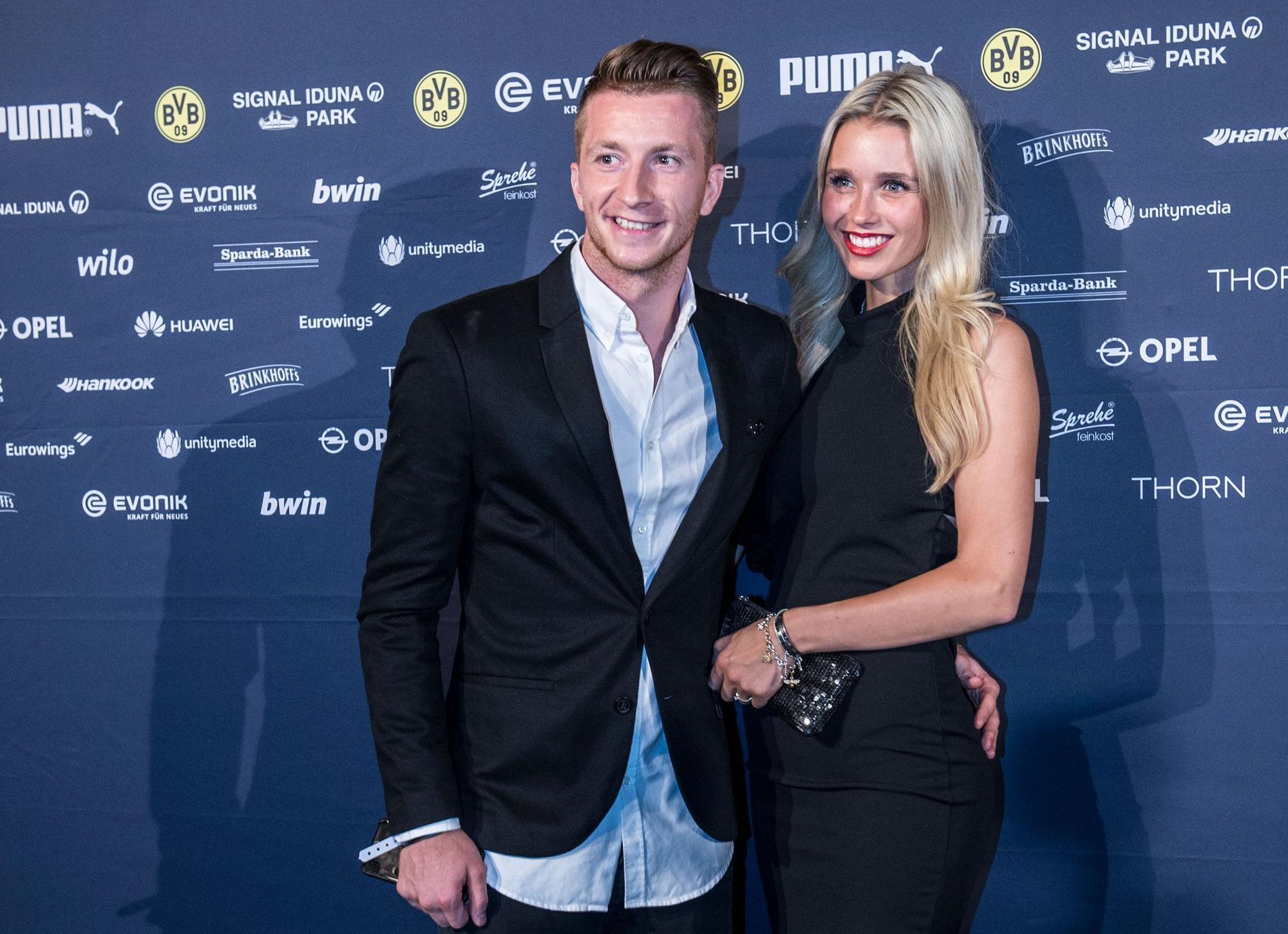 Marco Reus mit Ehefrau Scarlett Gartmann posieren.