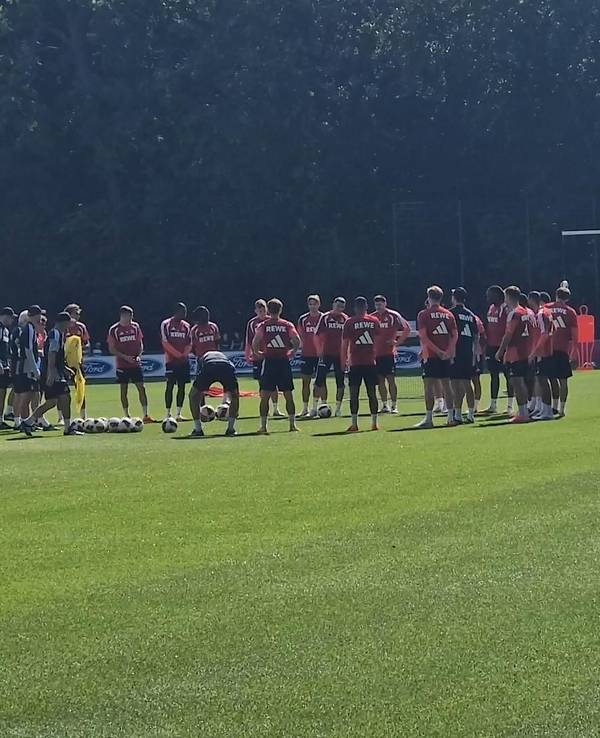 Die Profis des 1. FC Köln sangen Said El Mala zu seinem 20. Geburtstag ein Ständchen.