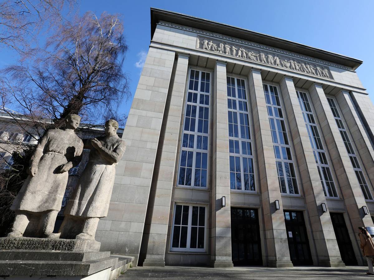 Der Eingang zur Universitätsmedizin Rostock (Hörsaalzugang im Zentrum für Innere Medizin) in Rostock.