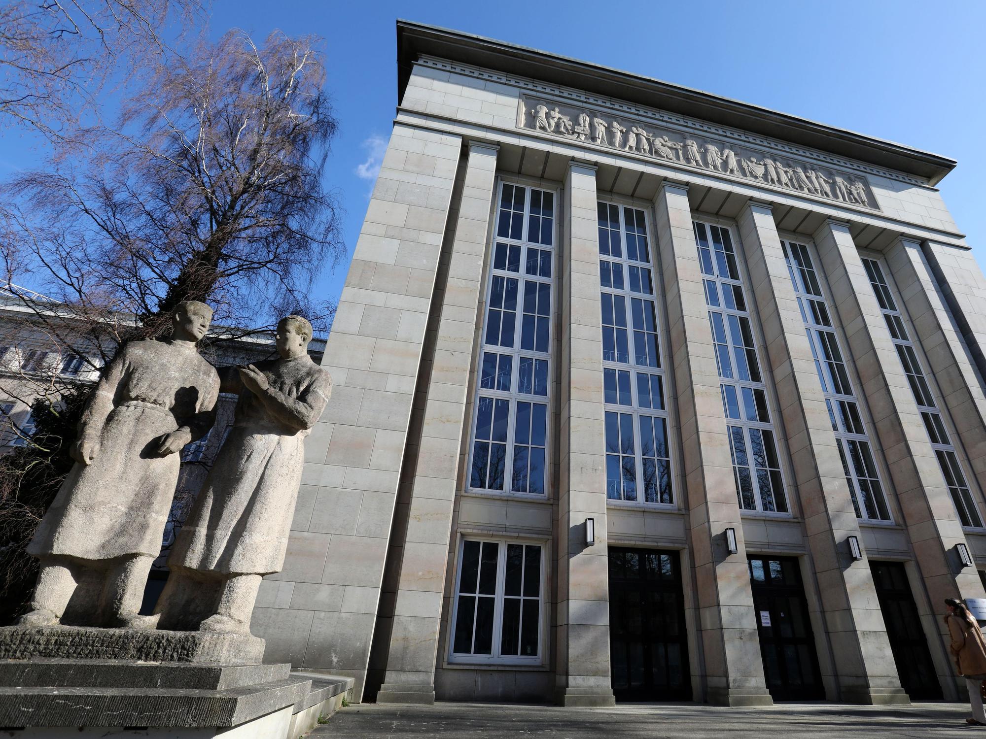 Der Eingang zur Universitätsmedizin Rostock (Hörsaalzugang im Zentrum für Innere Medizin) in Rostock.