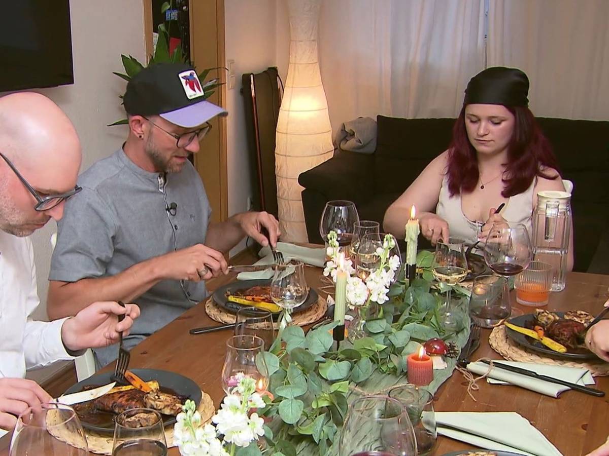 „Die Konsistenz ist nichts für mich“: Tobias (Mitte) kämpft mit den Pilzen im Hauptgericht. (Bild: RTL)
