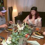 „Die Konsistenz ist nichts für mich“: Tobias (Mitte) kämpft mit den Pilzen im Hauptgericht. (Bild: RTL)
