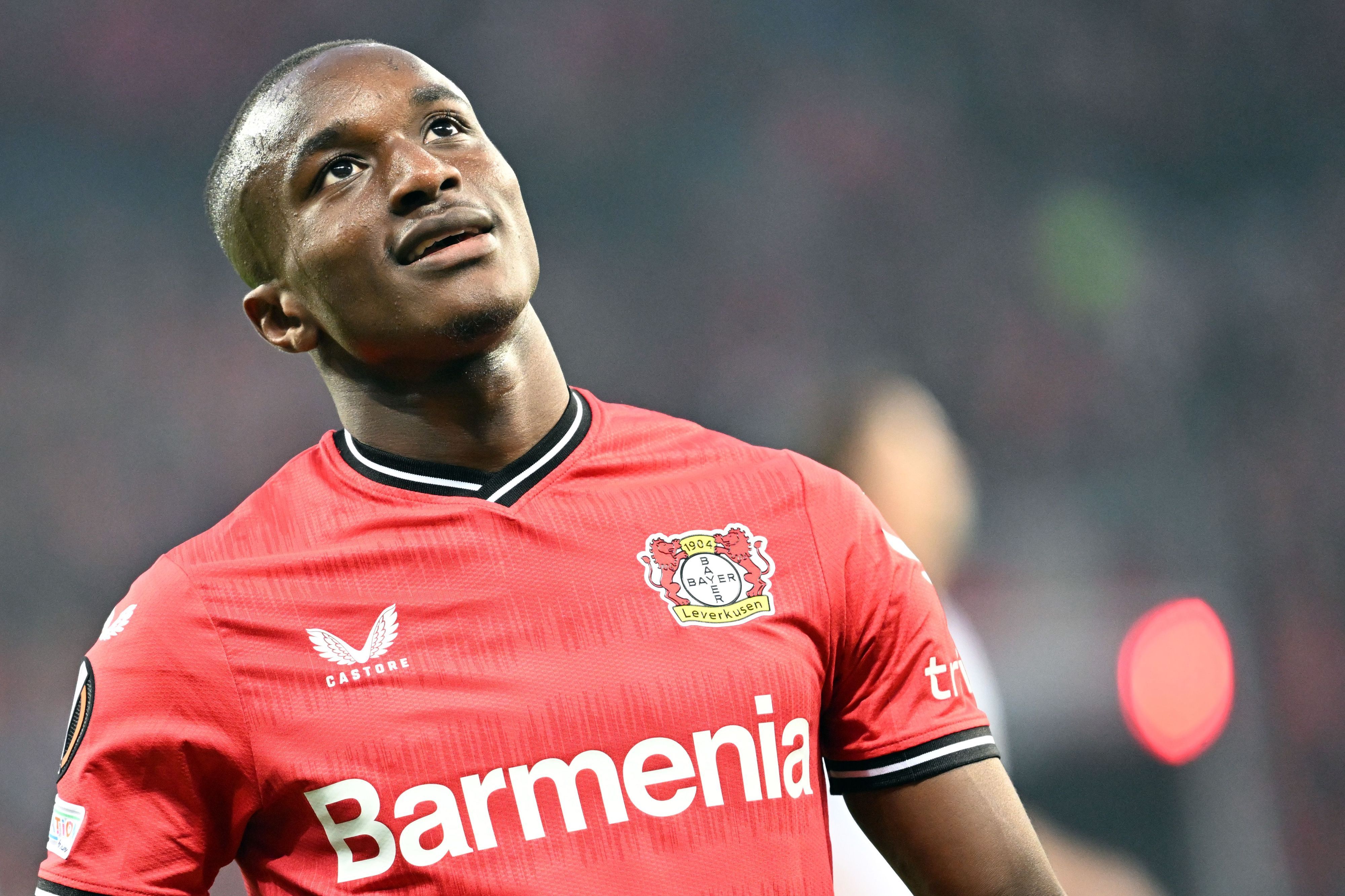Moussa Diaby lächelt und schaut nach oben.