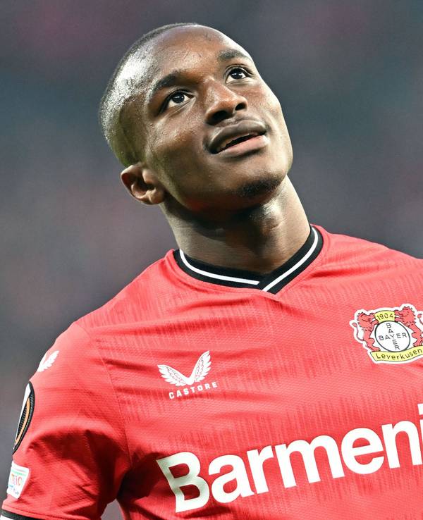 Moussa Diaby lächelt und schaut nach oben.