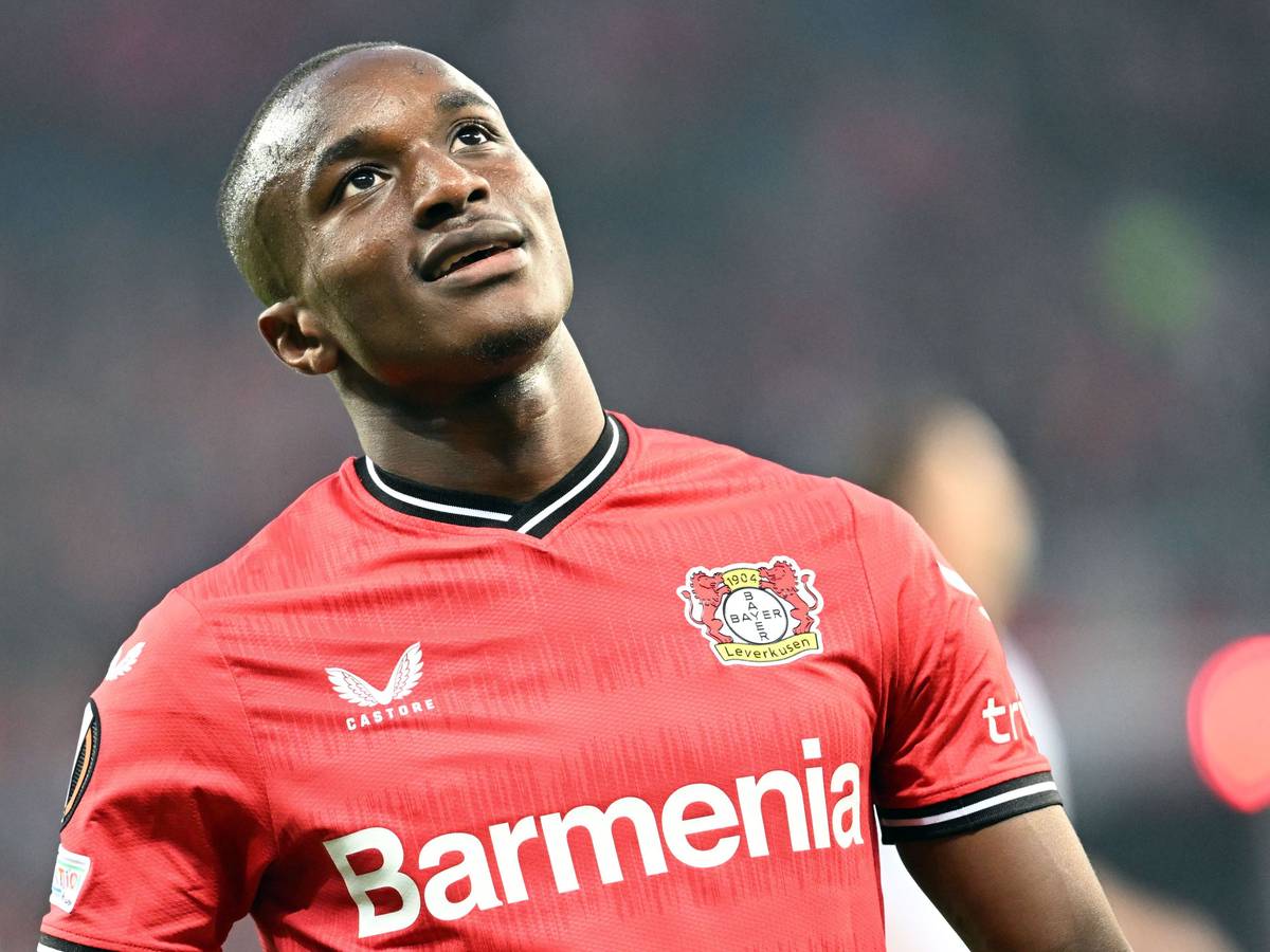 Moussa Diaby lächelt und schaut nach oben.