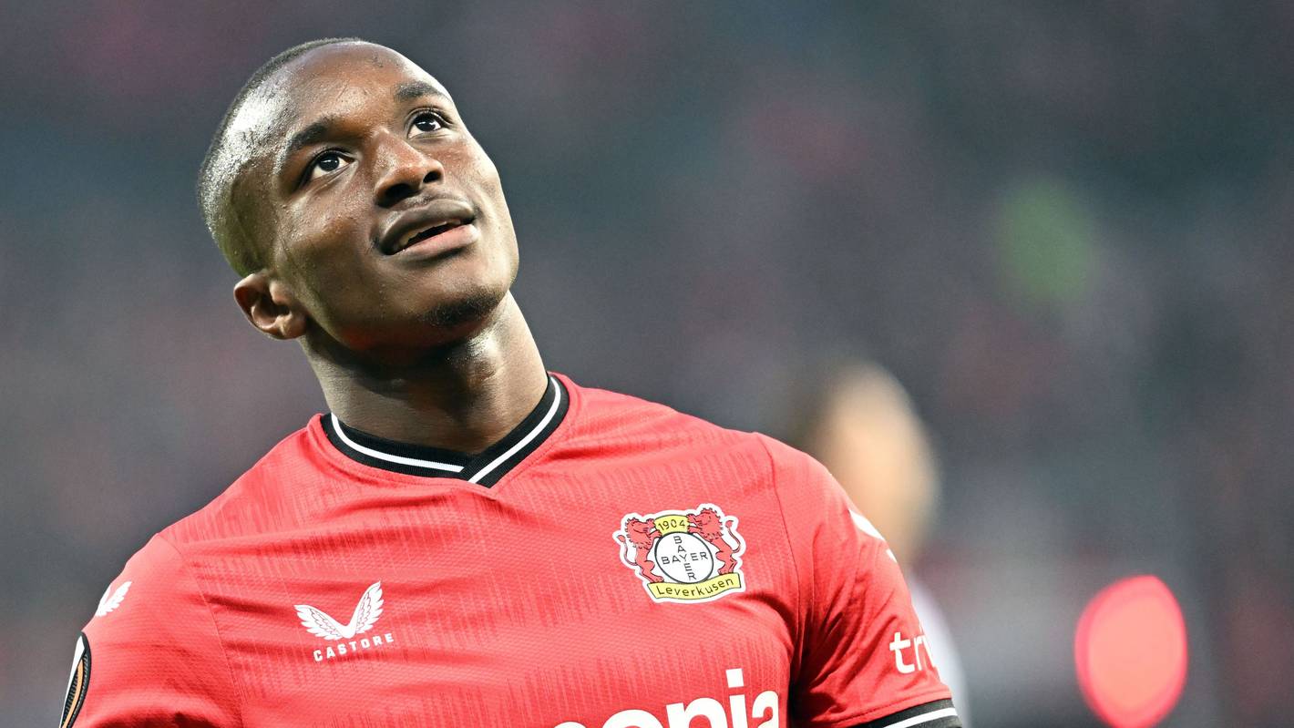 Moussa Diaby lächelt und schaut nach oben.