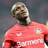 Moussa Diaby lächelt und schaut nach oben.