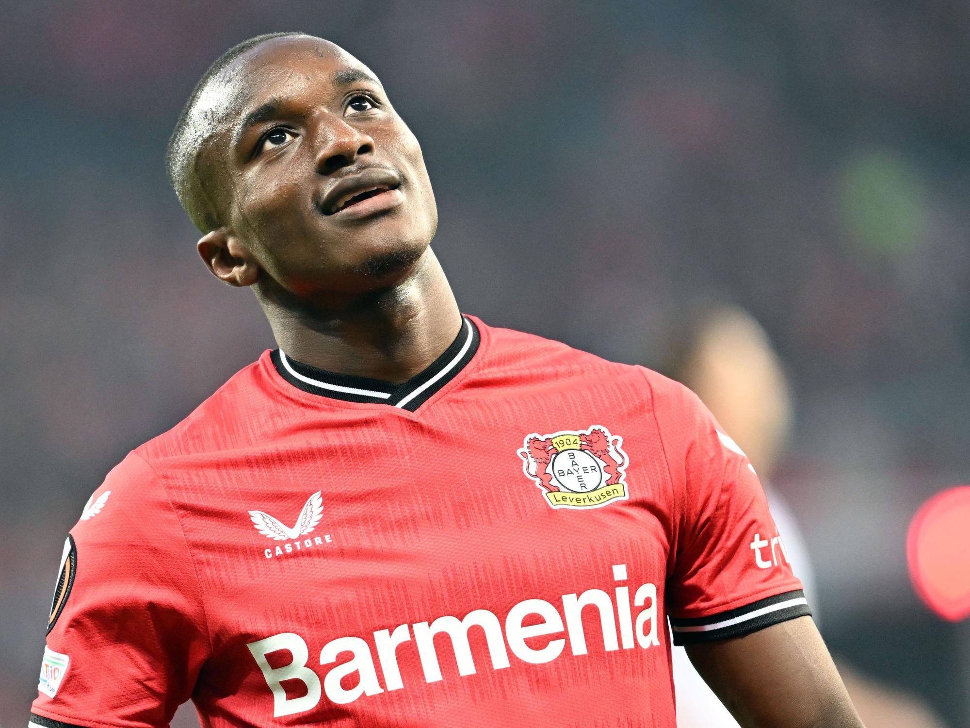 Moussa Diaby lächelt und schaut nach oben.