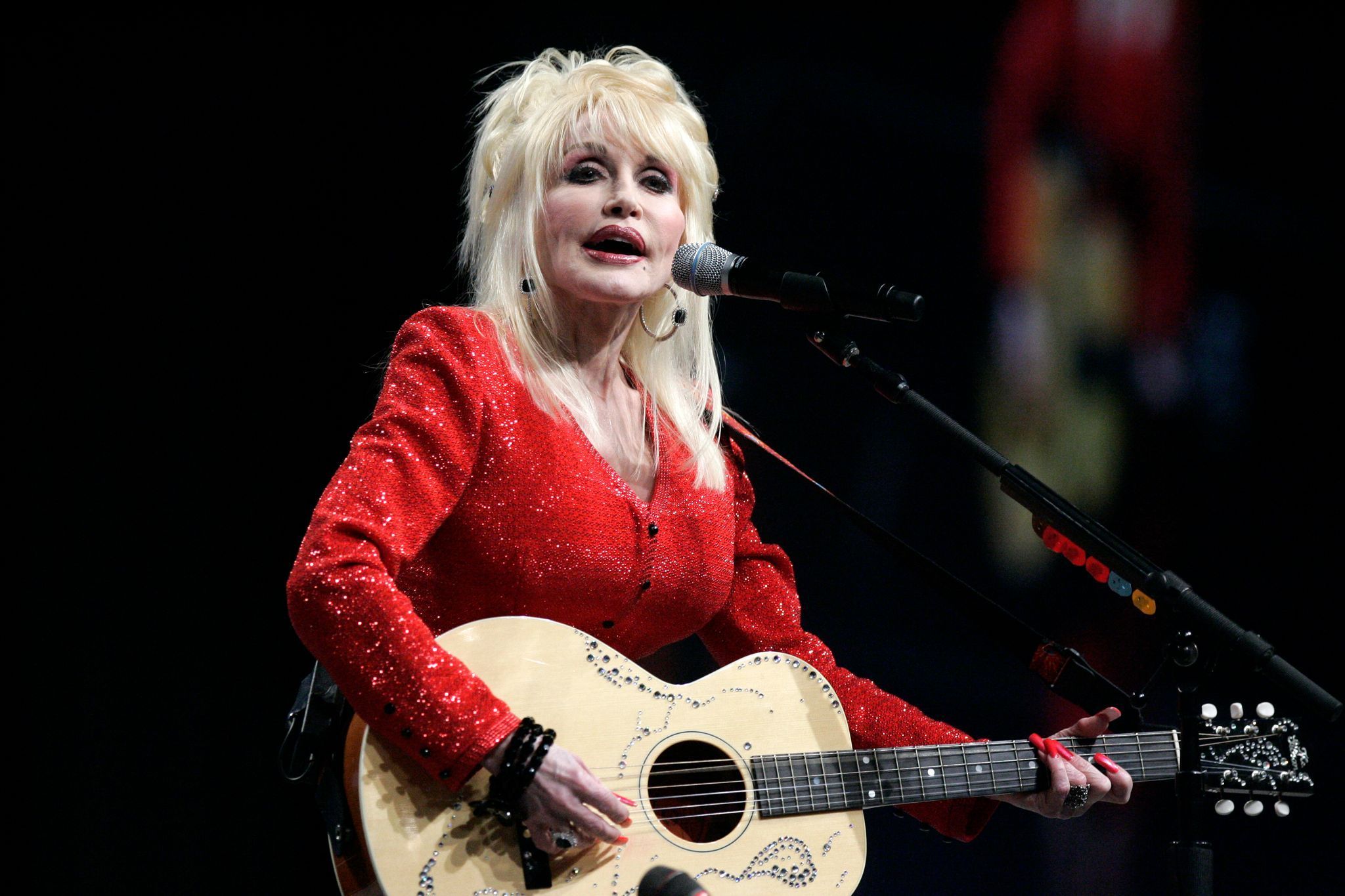 Country-Ikone Dolly Parton auf der Bühne.