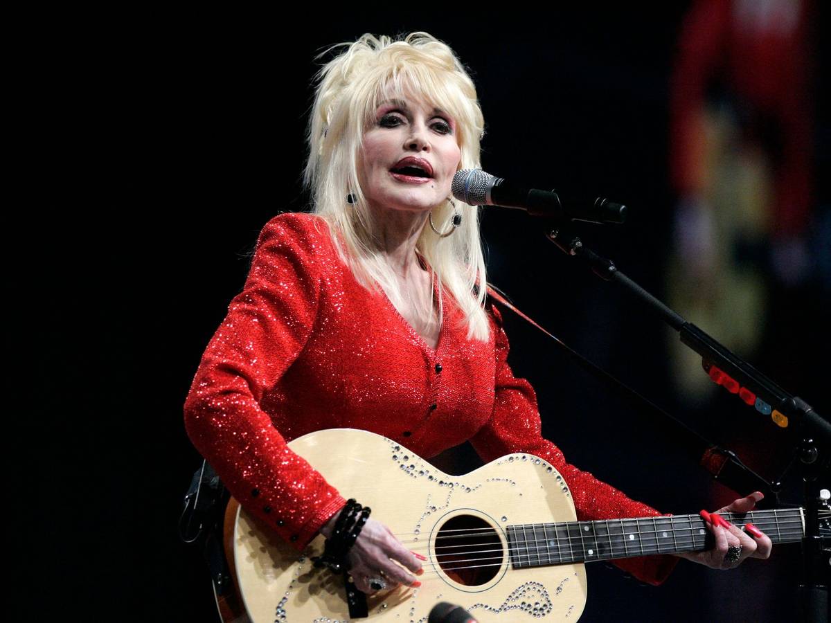 Country-Ikone Dolly Parton auf der Bühne.