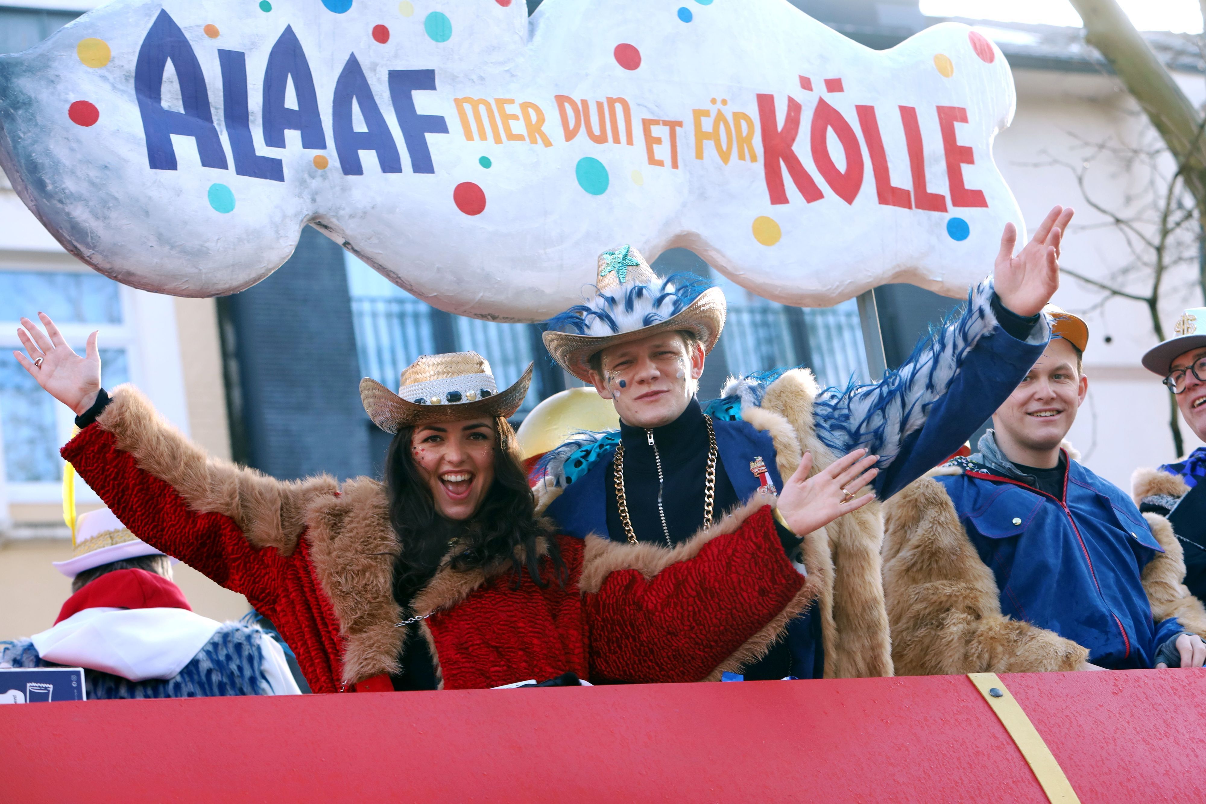 Max von der Groeben mit Louise Farina im Kölner Rosenmontagszug im Februar 2026.