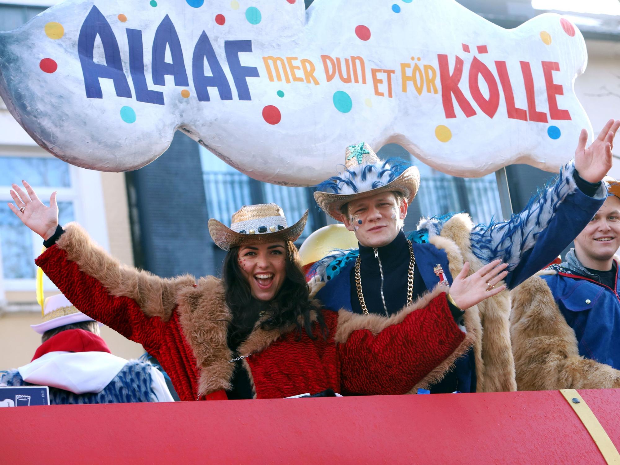 Max von der Groeben mit Louise Farina im Kölner Rosenmontagszug im Februar 2026.