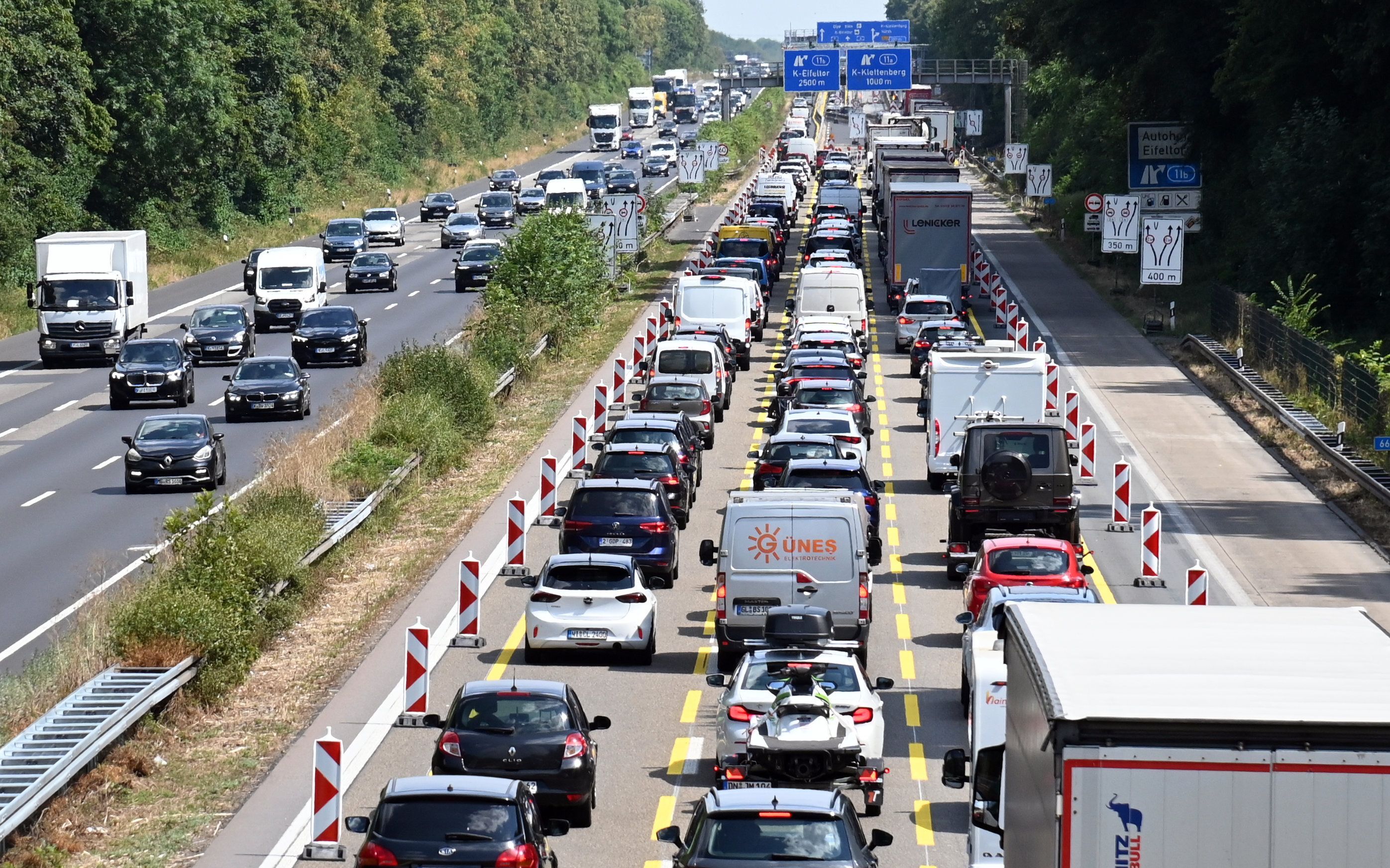 Am letzten Augustwochenende rechnet der ADAC auf wichtigen Autobahnen mit Staus. Auch in Köln. Unser Archivfoto zeigt einen Stau auf der A4 zwischen Köln-West und Eifeltor.