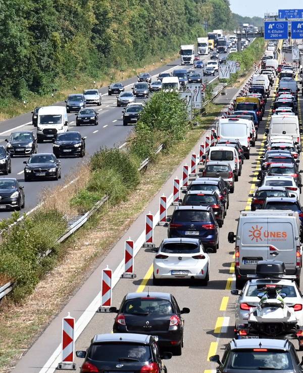 Am letzten Augustwochenende rechnet der ADAC auf wichtigen Autobahnen mit Staus. Auch in Köln. Unser Archivfoto zeigt einen Stau auf der A4 zwischen Köln-West und Eifeltor.