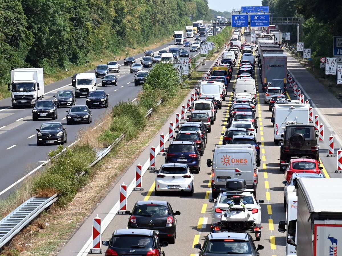 Am letzten Augustwochenende rechnet der ADAC auf wichtigen Autobahnen mit Staus. Auch in Köln. Unser Archivfoto zeigt einen Stau auf der A4 zwischen Köln-West und Eifeltor.