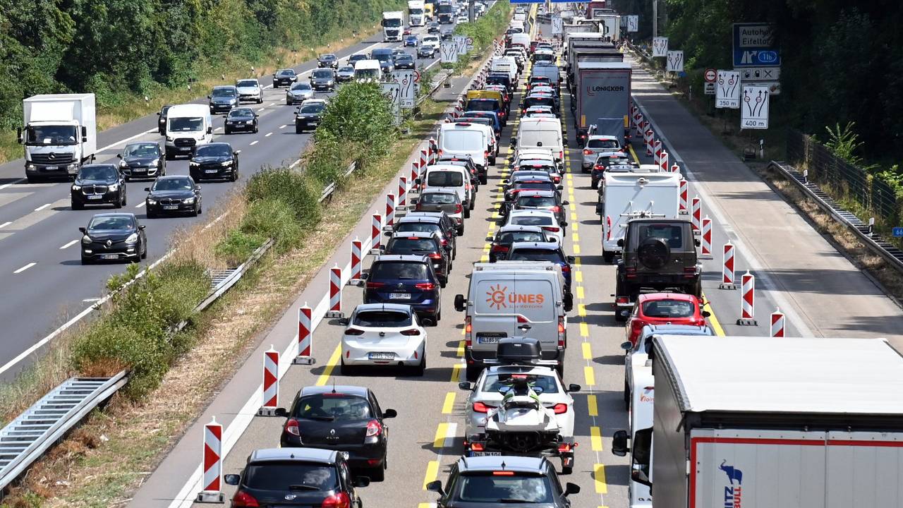 Am letzten Augustwochenende rechnet der ADAC auf wichtigen Autobahnen mit Staus. Auch in Köln. Unser Archivfoto zeigt einen Stau auf der A4 zwischen Köln-West und Eifeltor.