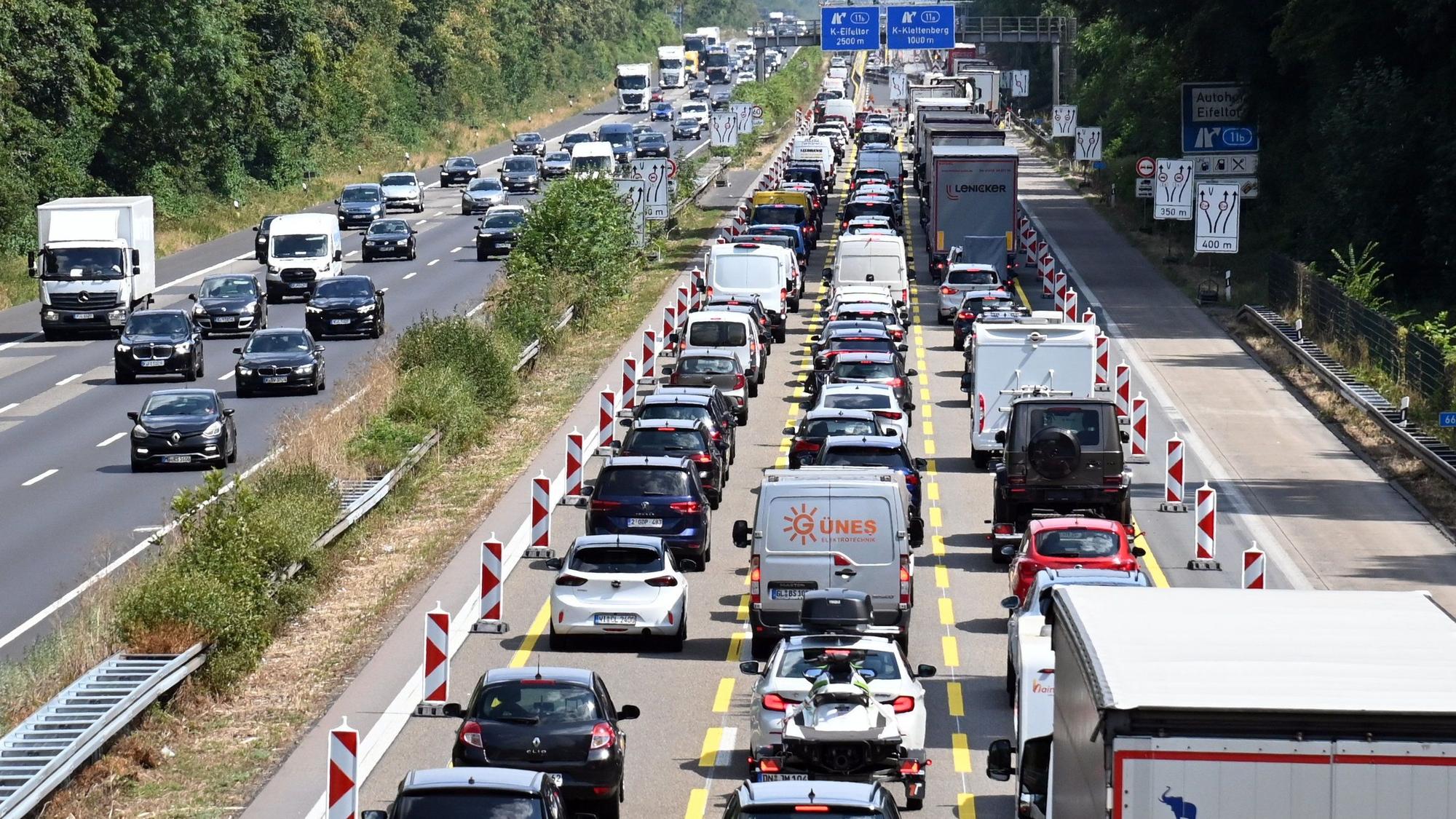 Am letzten Augustwochenende rechnet der ADAC auf wichtigen Autobahnen mit Staus. Auch in Köln. Unser Archivfoto zeigt einen Stau auf der A4 zwischen Köln-West und Eifeltor.