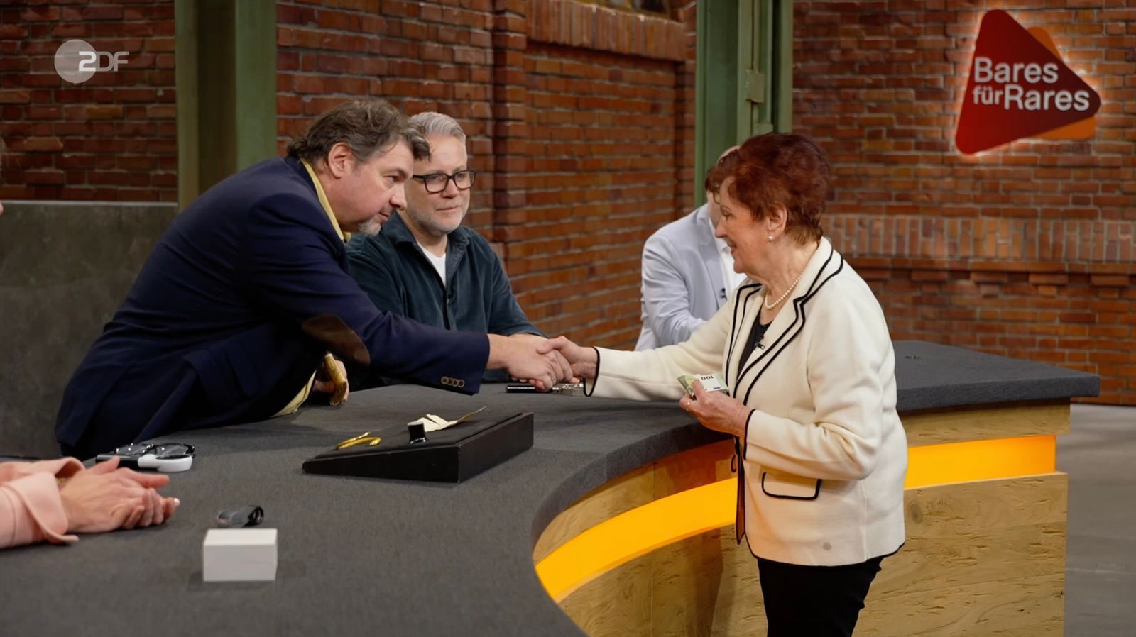 Obwohl die Verkäuferin gerne an Susanne Steiger verkauft hätte, schnappt sich am Ende Daniel Meyer die Rarität. (Bild: ZDF)