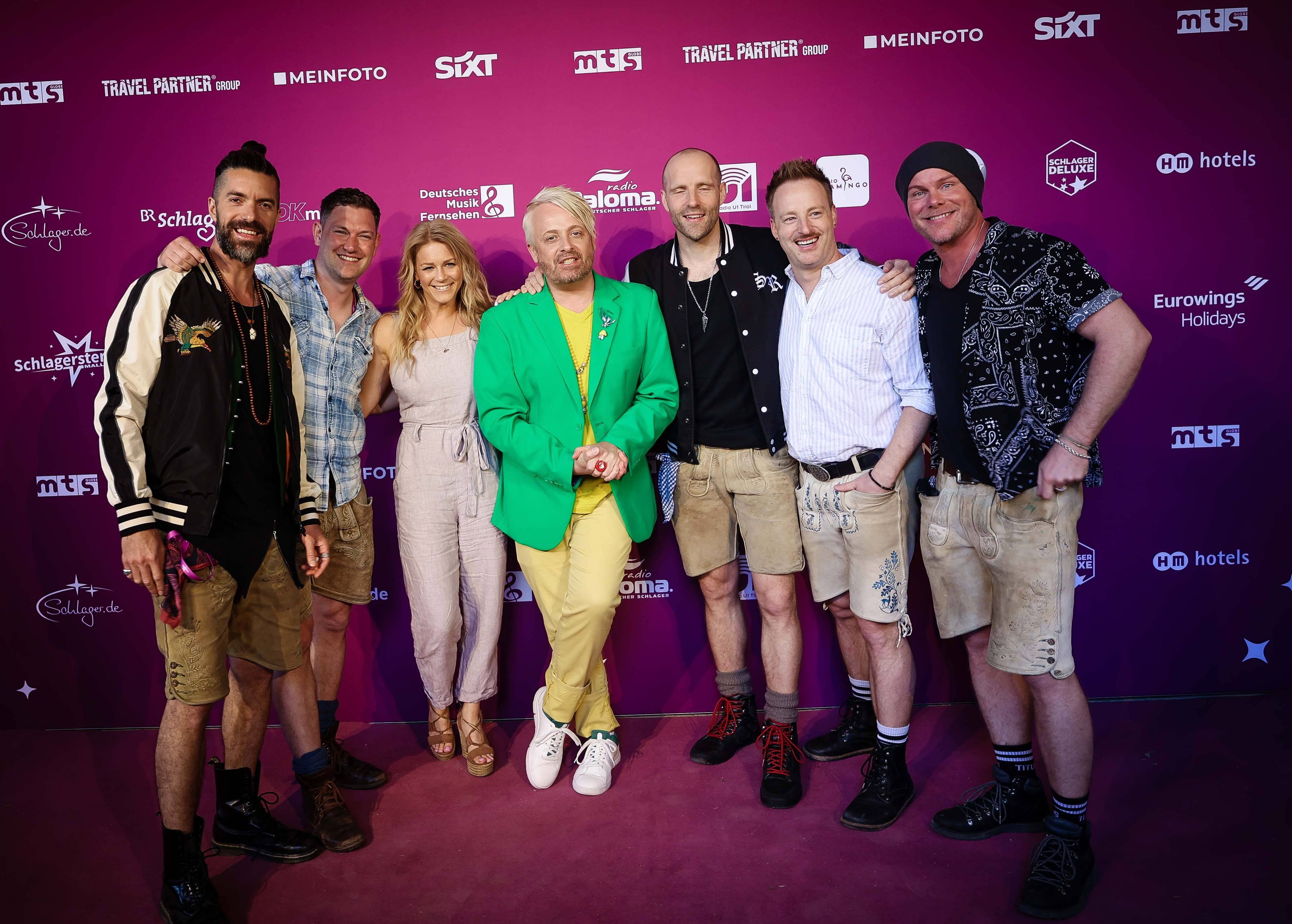 Schlagerstar Ross Antony (M) im Kreise seiner Kolleginnen und Kollegen.