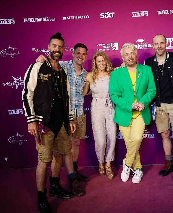 Schlagerstar Ross Antony (M) im Kreise seiner Kolleginnen und Kollegen.