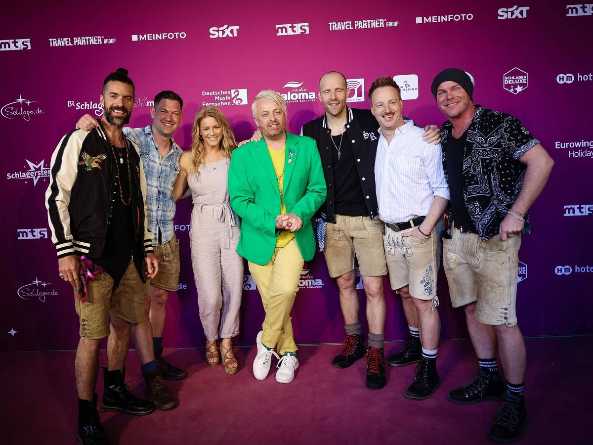 Schlagerstar Ross Antony (M) im Kreise seiner Kolleginnen und Kollegen.
