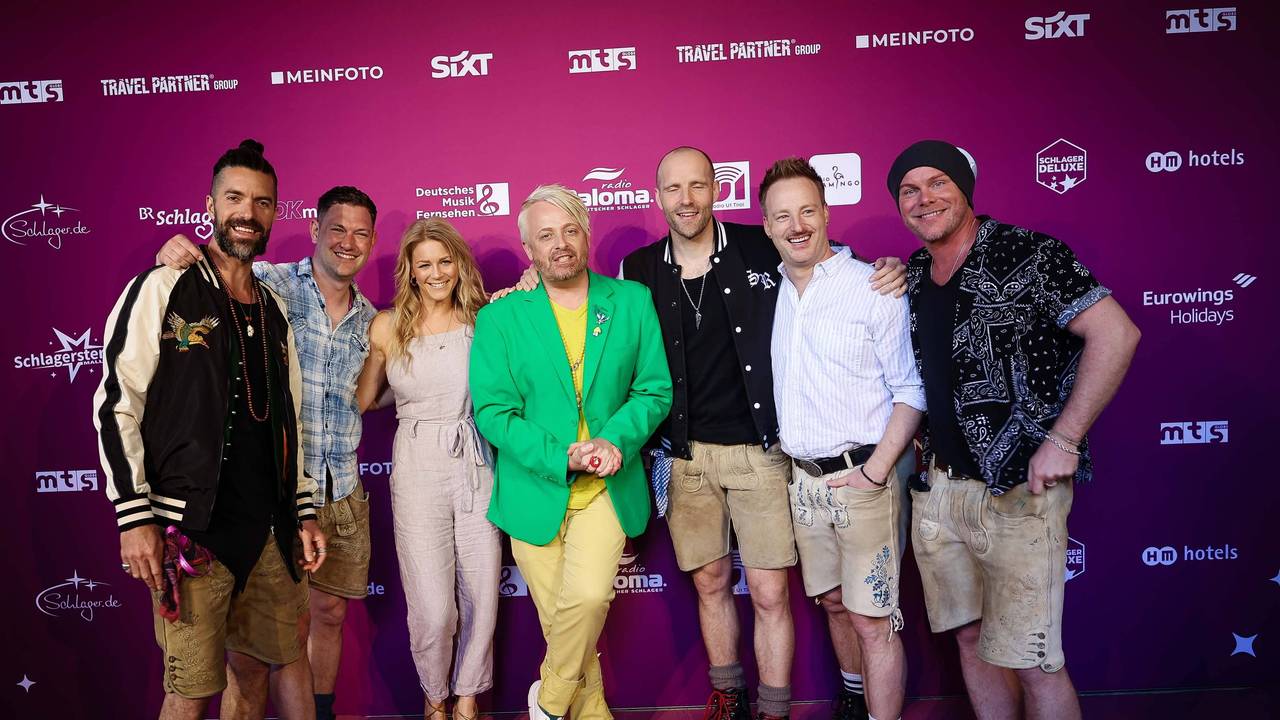 Schlagerstar Ross Antony (M) im Kreise seiner Kolleginnen und Kollegen.
