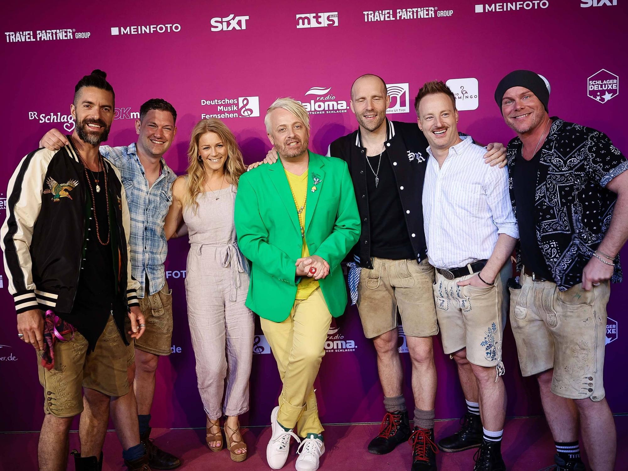 Schlagerstar Ross Antony (M) im Kreise seiner Kolleginnen und Kollegen.