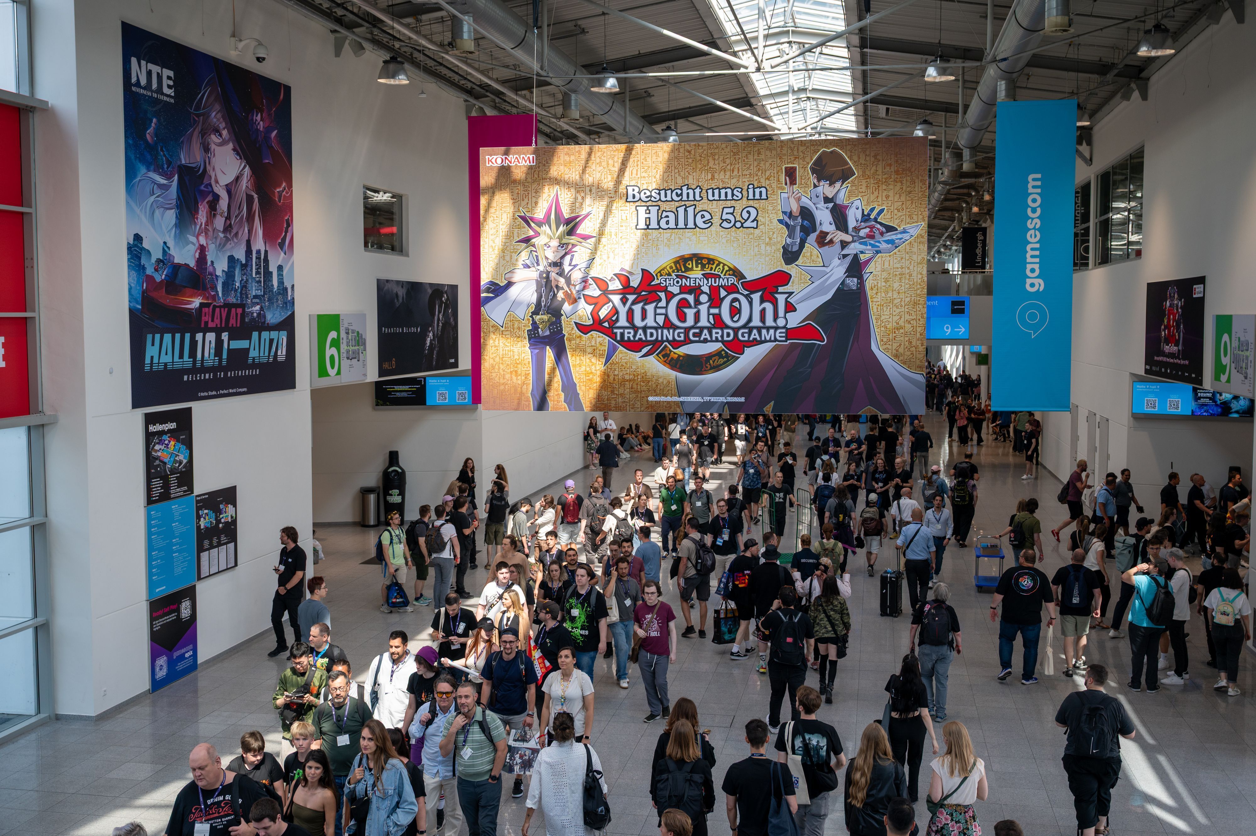 Zwischenhalle mit Besucherinnen und Besuchern der Gamescom aus dem vergangenen Jahr.