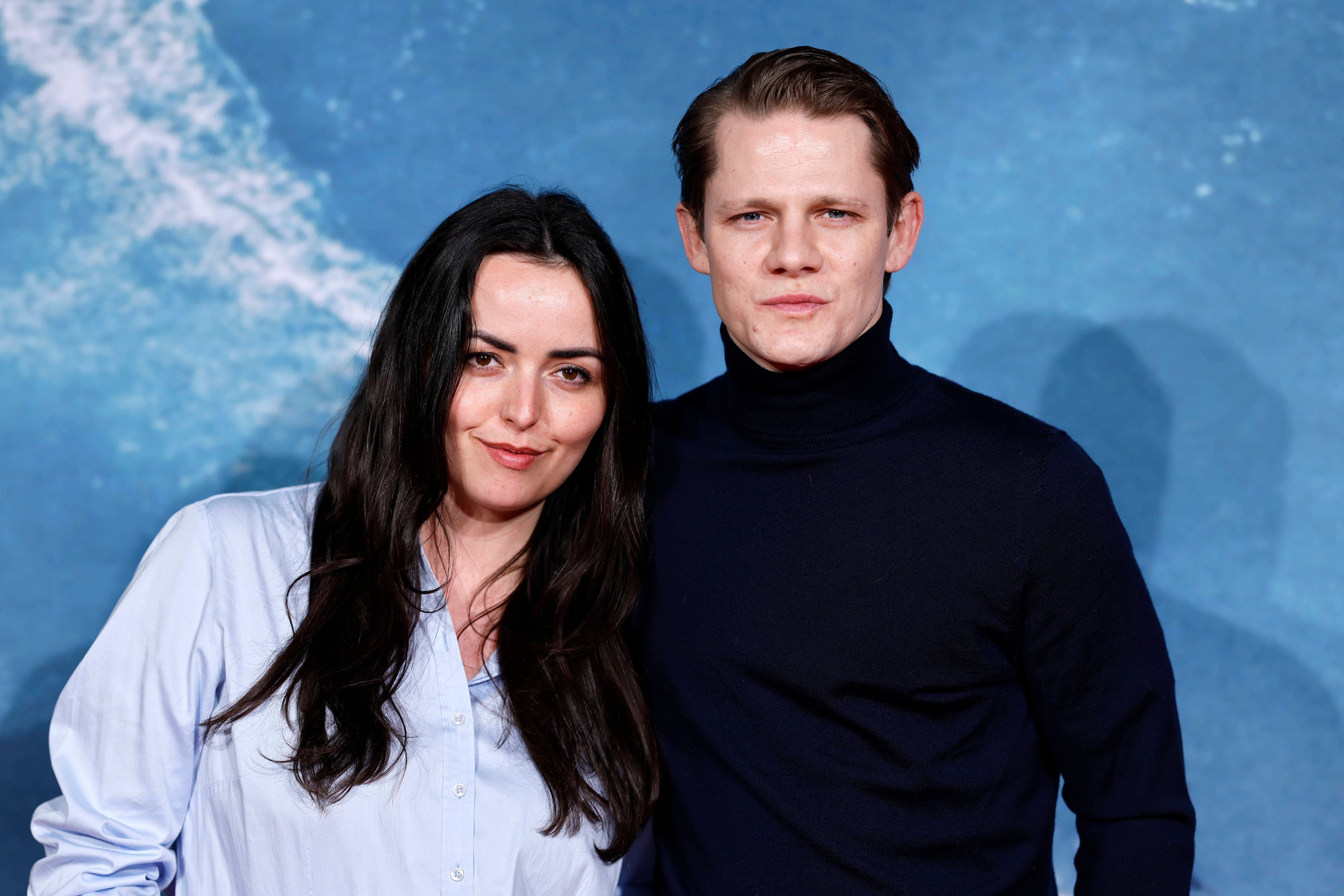 Schauspieler Max von der Groeben mit Freundin Louise Farina bei der Premiere des Films On the Wave im Cinedom im März 2026.