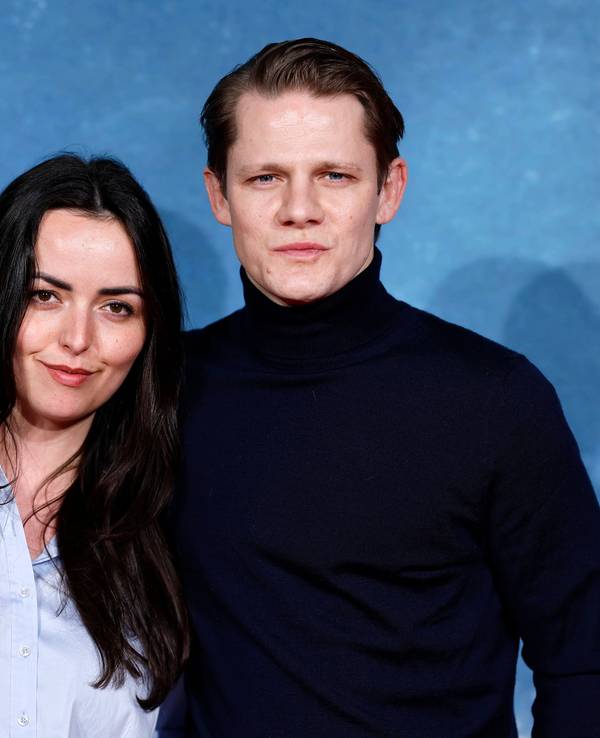 Schauspieler Max von der Groeben mit Freundin Louise Farina bei der Premiere des Films On the Wave im Cinedom im März 2026.