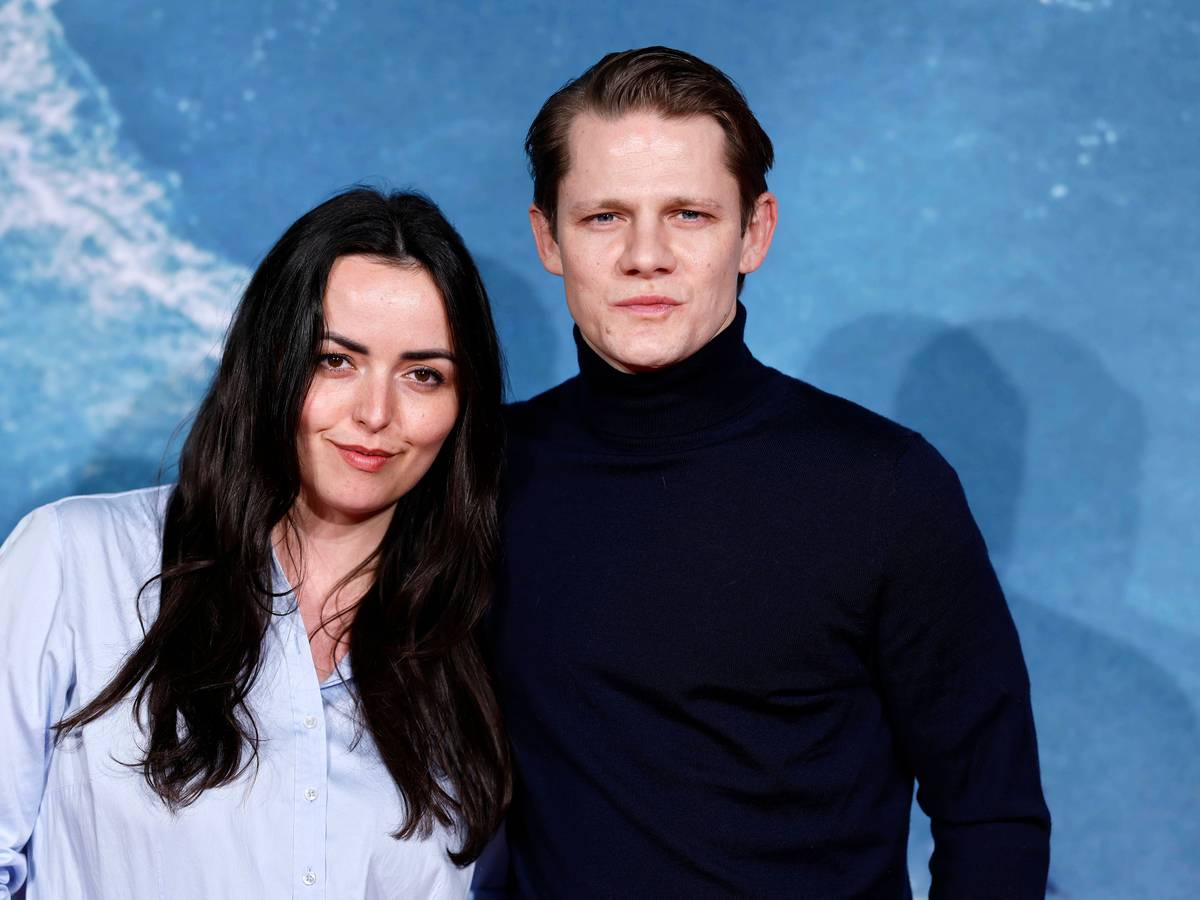 Schauspieler Max von der Groeben mit Freundin Louise Farina bei der Premiere des Films On the Wave im Cinedom im März 2026.