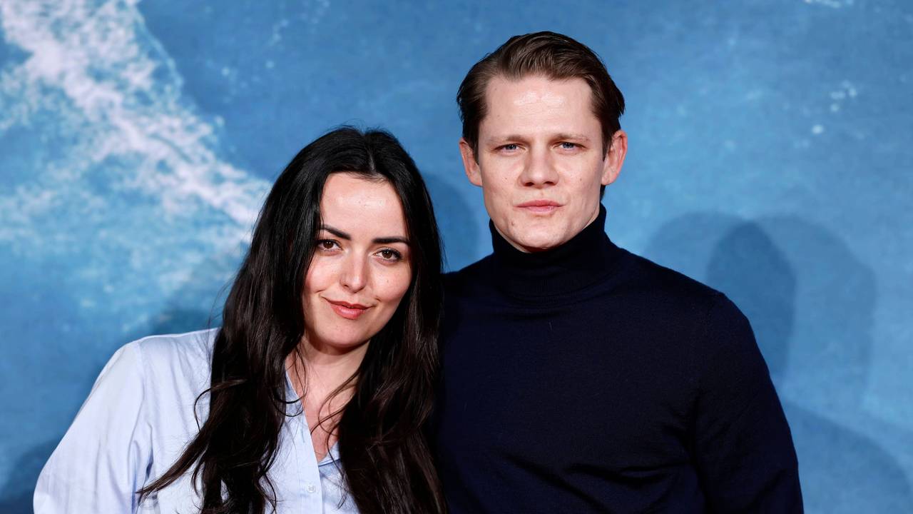 Schauspieler Max von der Groeben mit Freundin Louise Farina bei der Premiere des Films On the Wave im Cinedom im März 2026.