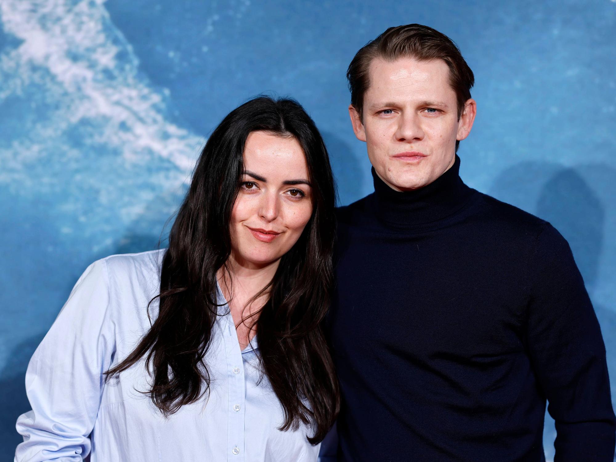Schauspieler Max von der Groeben mit Freundin Louise Farina bei der Premiere des Films On the Wave im Cinedom im März 2026.