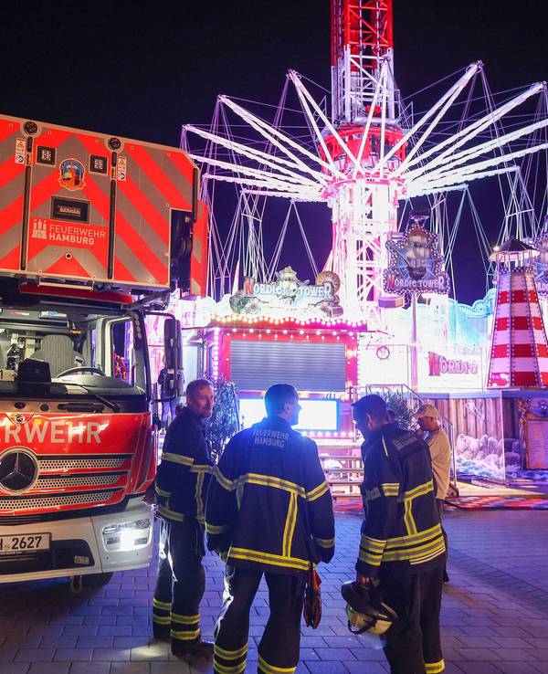 Rettungskräfte sind an einem Fahrgeschäft auf dem Hamburger Dom im Einsatz.