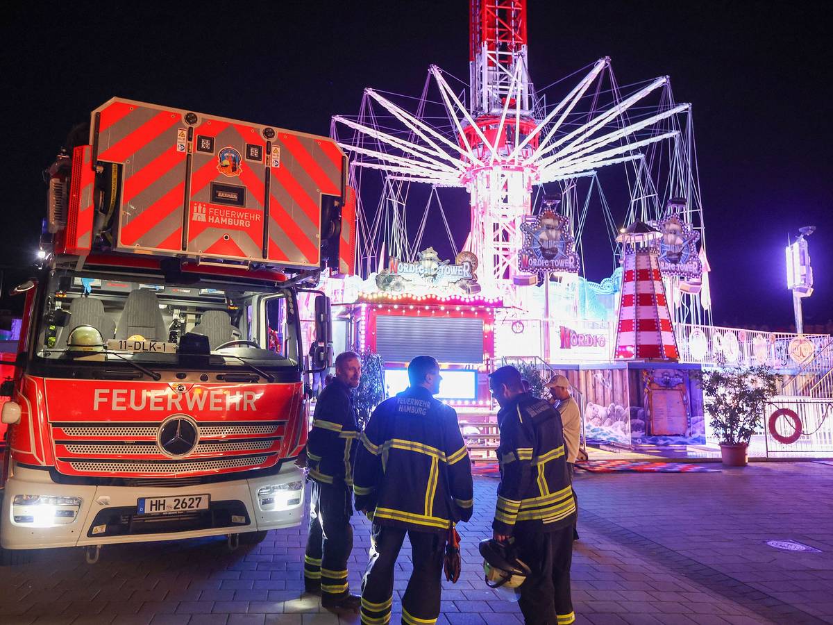 Rettungskräfte sind an einem Fahrgeschäft auf dem Hamburger Dom im Einsatz.