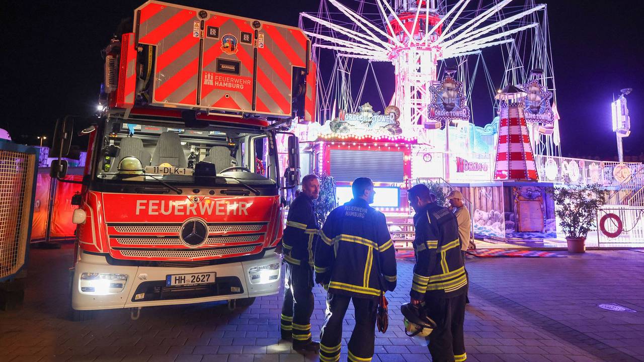 Rettungskräfte sind an einem Fahrgeschäft auf dem Hamburger Dom im Einsatz.