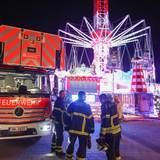 Rettungskräfte sind an einem Fahrgeschäft auf dem Hamburger Dom im Einsatz.