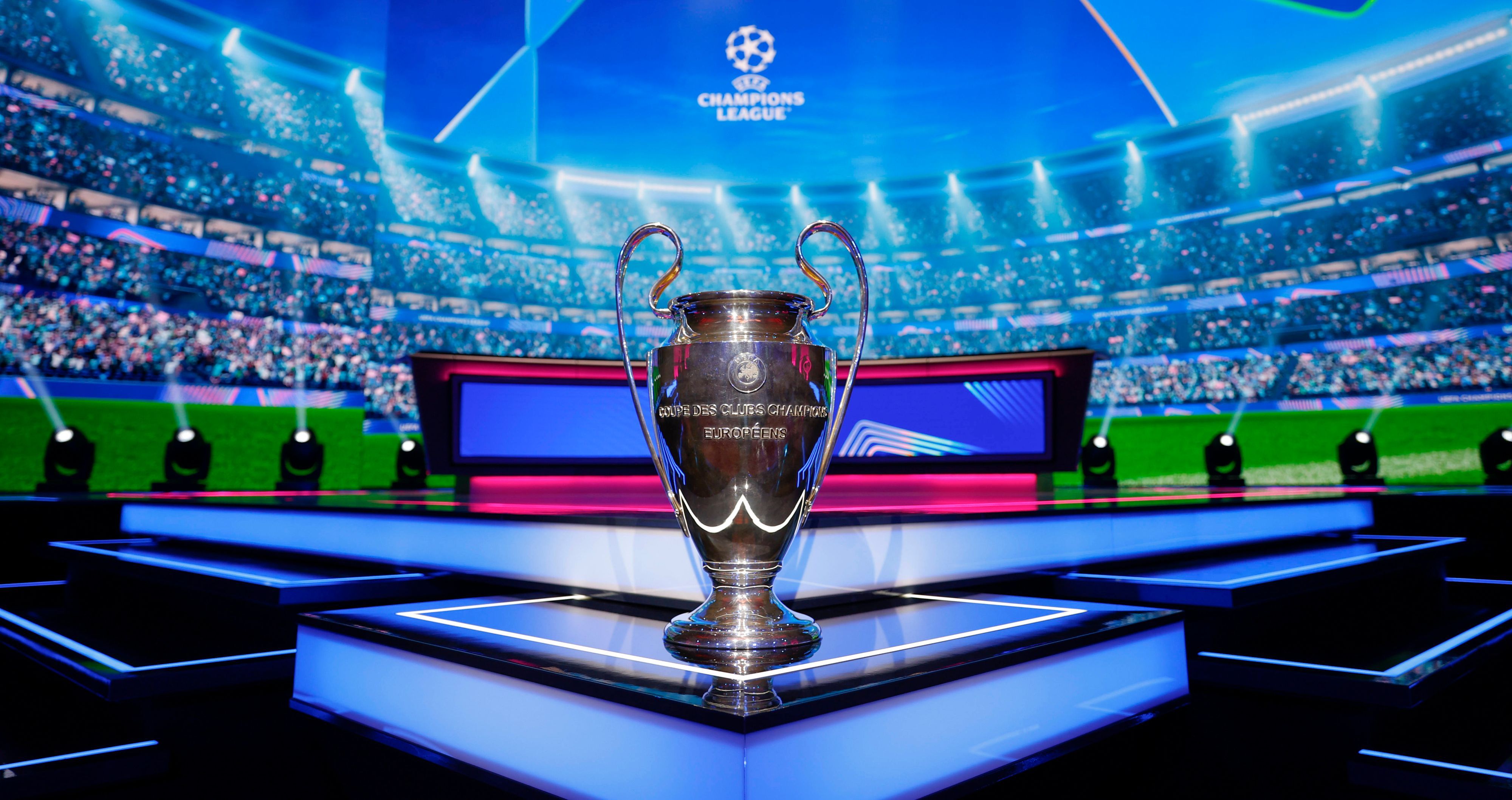 Der Pokal der Champions League bei der Auslosung in Monaco.