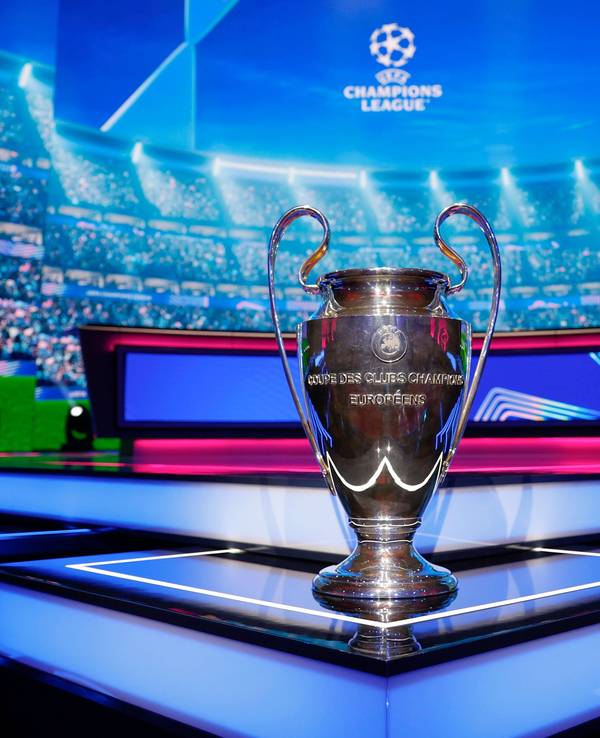 Der Pokal der Champions League bei der Auslosung in Monaco.