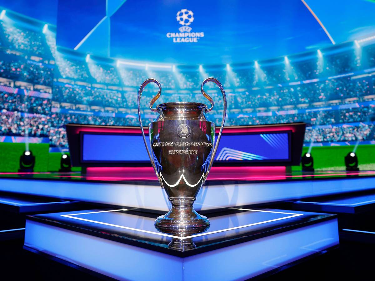 Der Pokal der Champions League bei der Auslosung in Monaco.