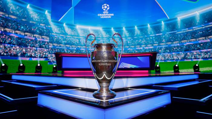 Der Pokal der Champions League bei der Auslosung in Monaco.