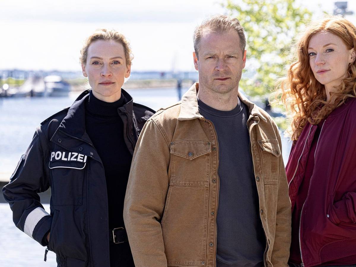 Der Polizist und Tierarzt Hauke Jacobs (Hinnerk Schönemann) hat in „Nord bei Nordwest“ mit seinen Kolleginnen Hannah (Jana Klinge, links) und Jule (Marleen Lohse) immer wieder sehr nahe Momente. Nur wird nie mehr daraus. Warum, das verrät Schauspieler Hinnerk Schönemann im Interview. (Bild: NDR/ARD Degeto/Sandra Hoever)