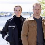 Der Polizist und Tierarzt Hauke Jacobs (Hinnerk Schönemann) hat in „Nord bei Nordwest“ mit seinen Kolleginnen Hannah (Jana Klinge, links) und Jule (Marleen Lohse) immer wieder sehr nahe Momente. Nur wird nie mehr daraus. Warum, das verrät Schauspieler Hinnerk Schönemann im Interview. (Bild: NDR/ARD Degeto/Sandra Hoever)