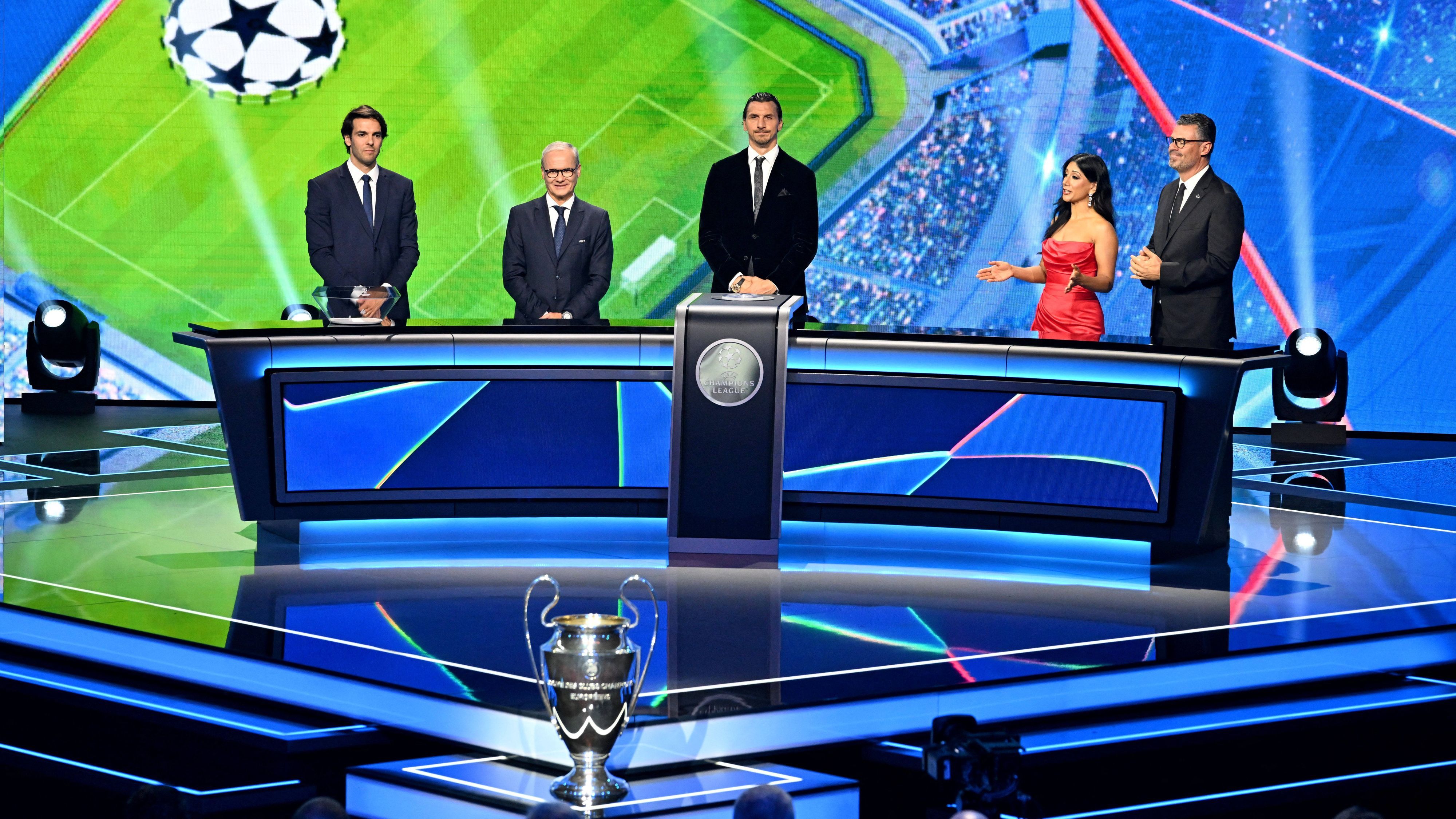 Das Podium bei der Auslosung der Vorrunde in der Champions League.