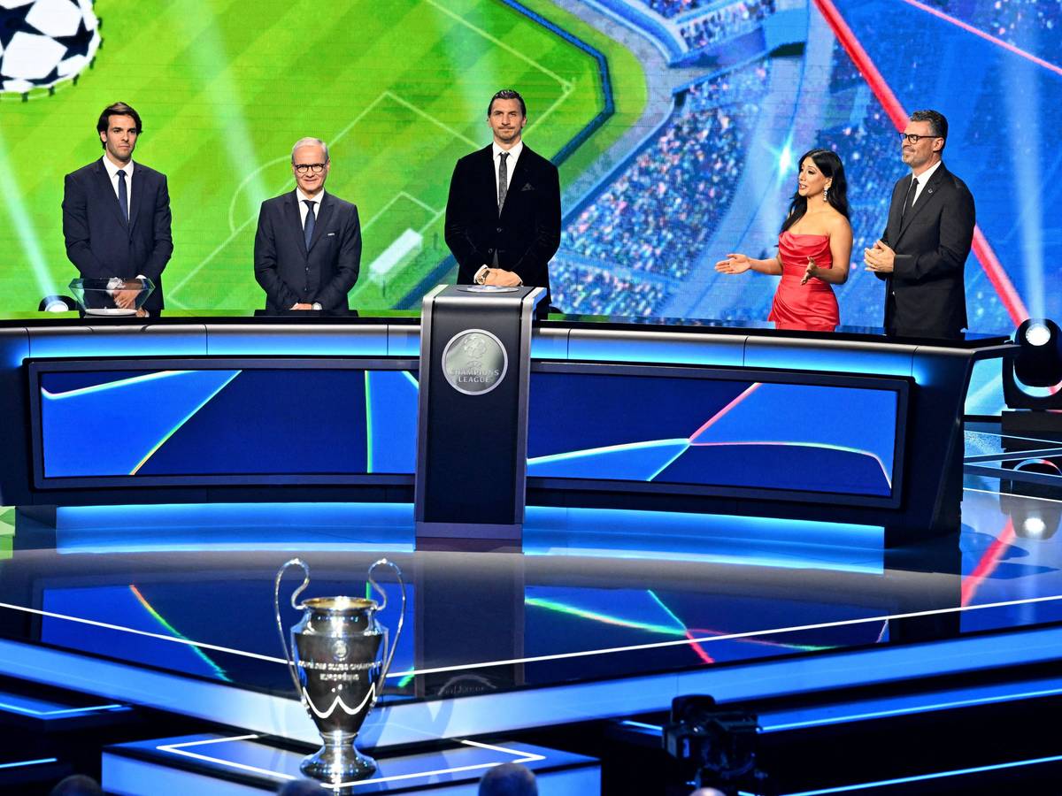 Das Podium bei der Auslosung der Vorrunde in der Champions League.