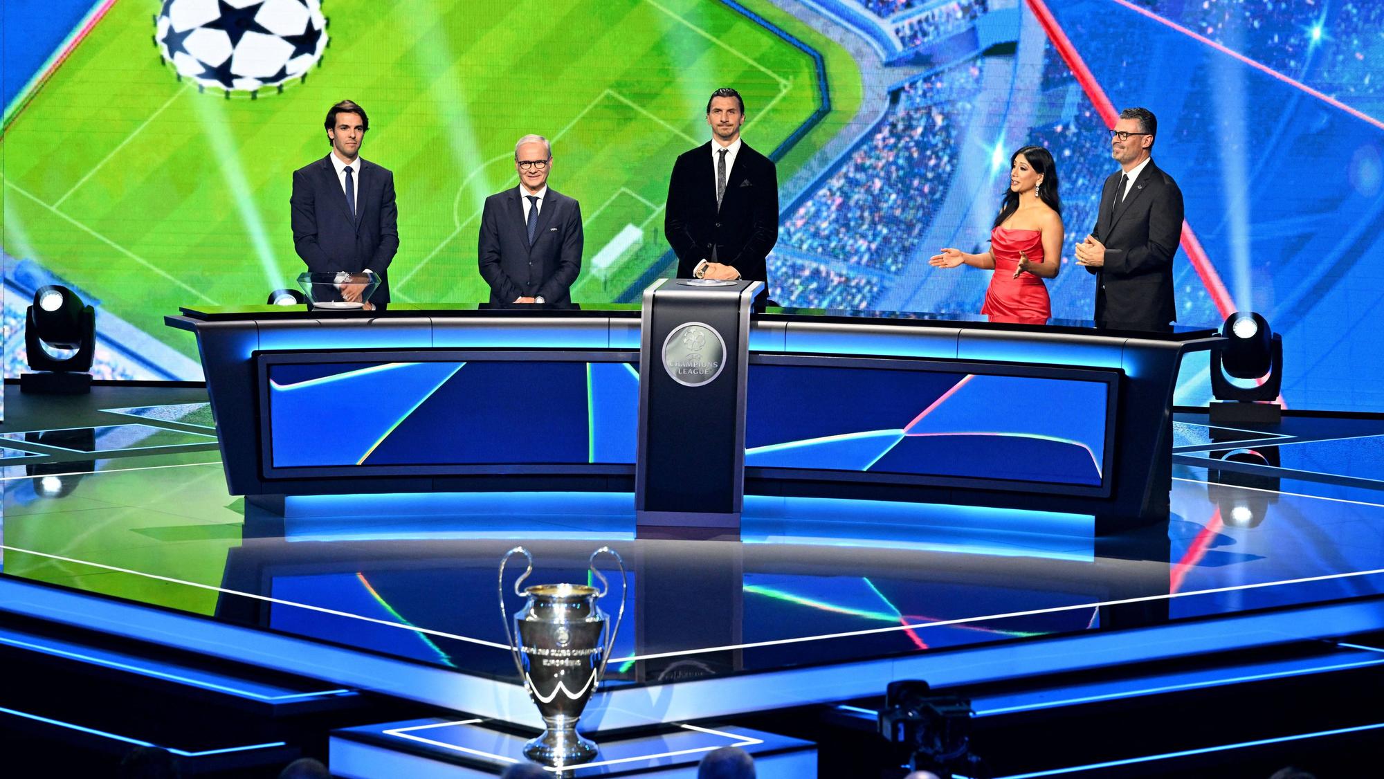Das Podium bei der Auslosung der Vorrunde in der Champions League.