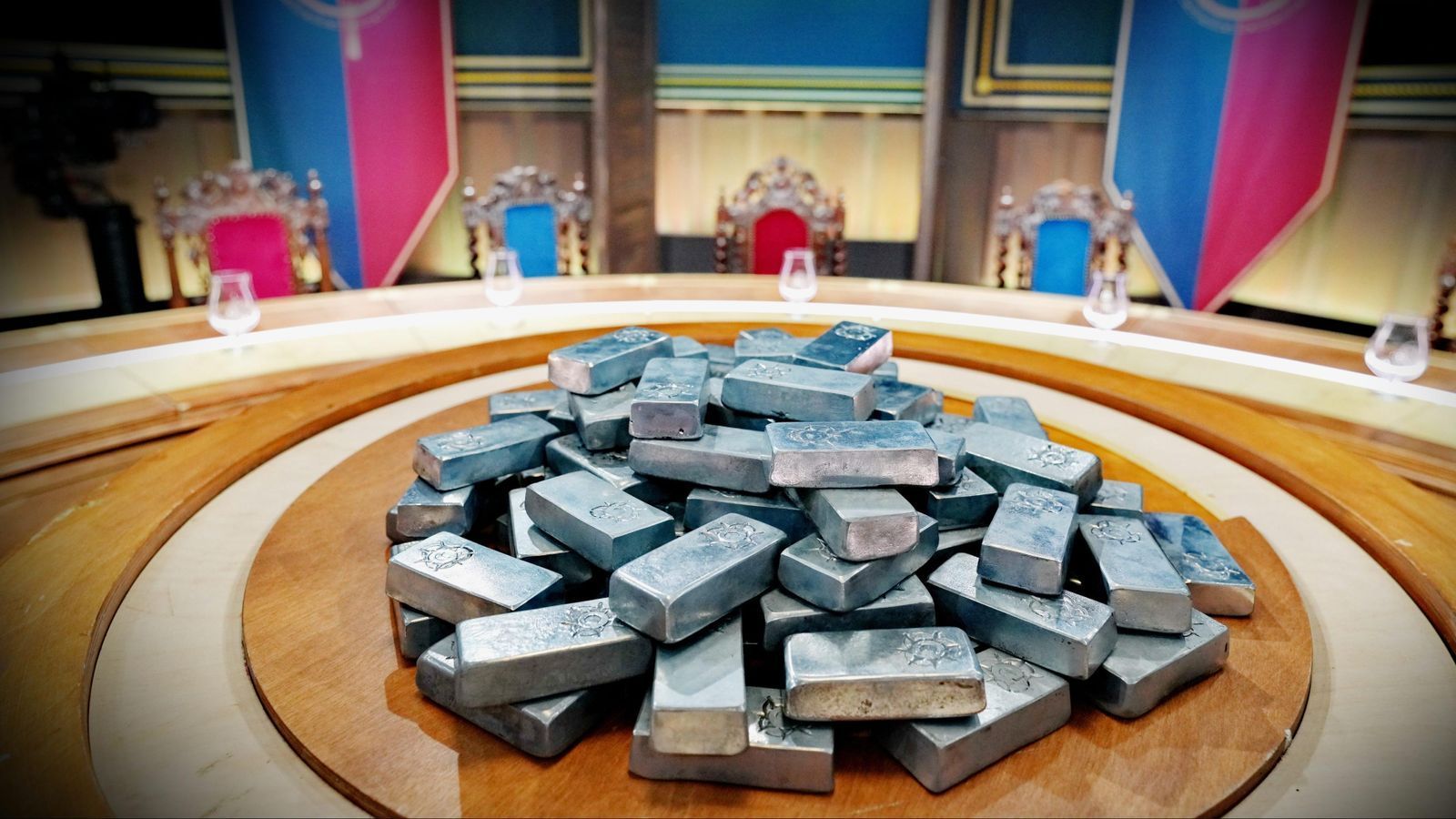 Im Jackpot haben sich 40.600 Euro in Silber angesammelt. Und - erstmals in der Geschichte von „Die Verräter“ - können sich zwei Loyale den Schatz teilen. (Bild: RTL / Stefan Gregorowius)