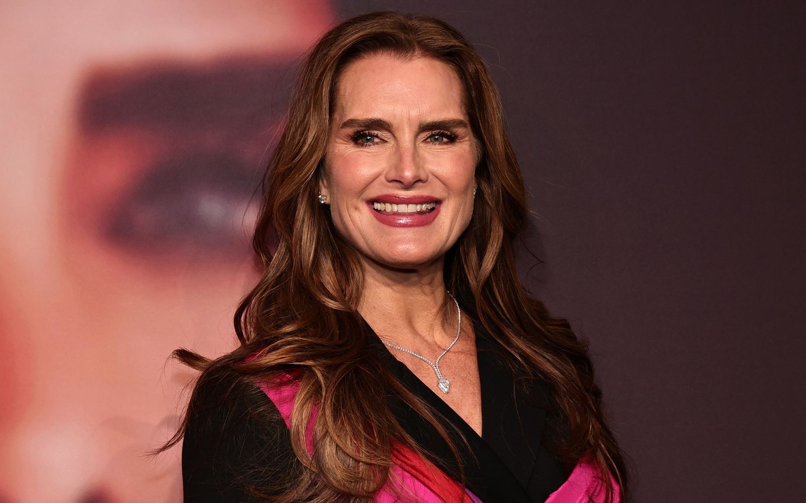 Die ganz großen Kino-Hits kamen nach „Die blaue Lagune“ nicht mehr, über die Jahre blieb Brooke Shields aber eine Konstante in der Film- und TV-Welt. (Bild: 2023 Getty Images/Jamie McCarthy)