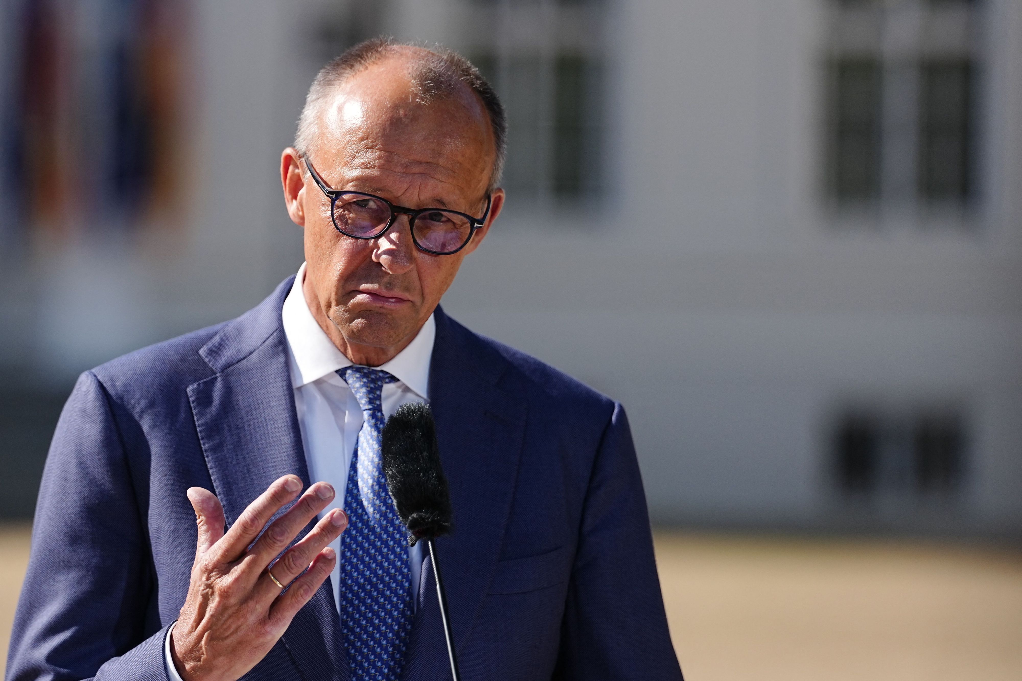 Bundeskanzler Friedrich Merz (CDU) spricht vor Beginn der Klausurtagung der Bundesregierung im Schloss Neuhardenberg am 25. August.